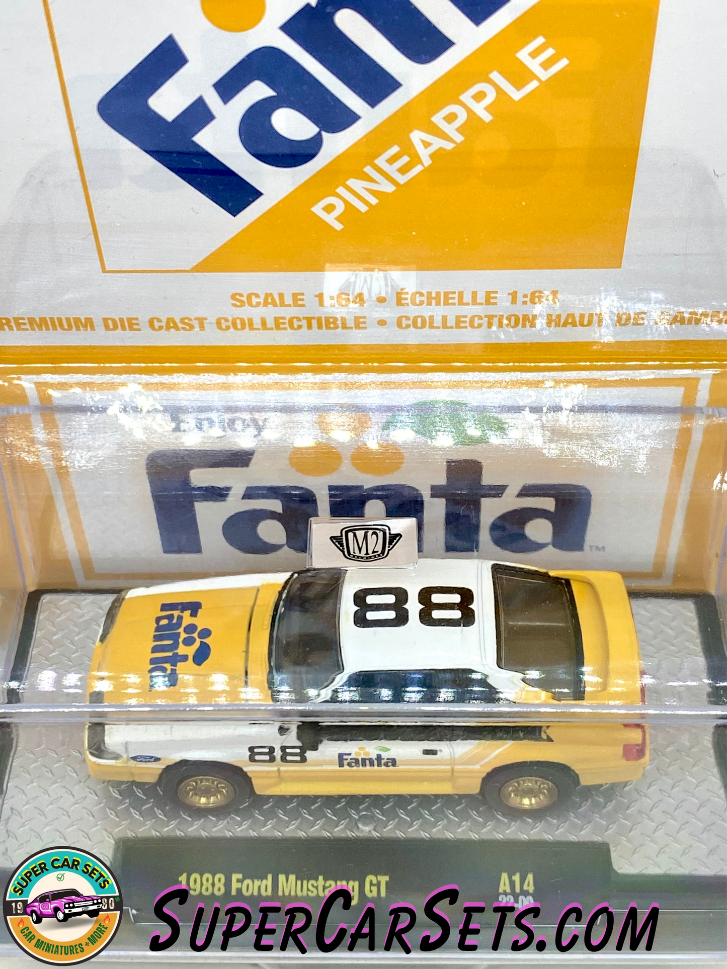 2 voitures M2 Fanta Set - Ananas 1988 Ford Mustang + Fraise 1965 Ford Econoline Fourgon de livraison