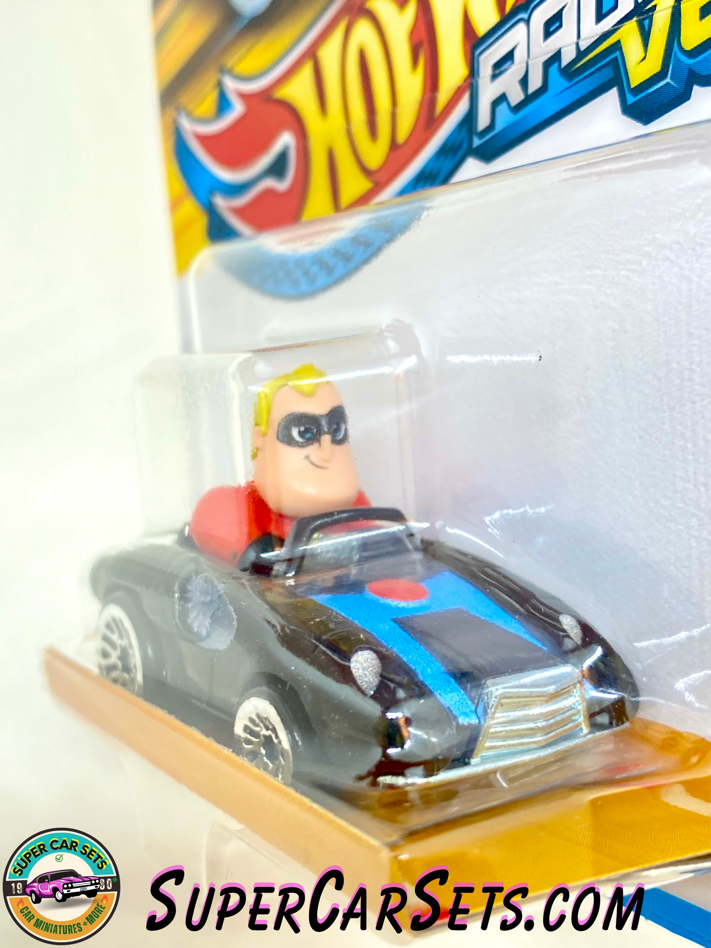 Hot Wheels Racer Verse Mr. Incredible