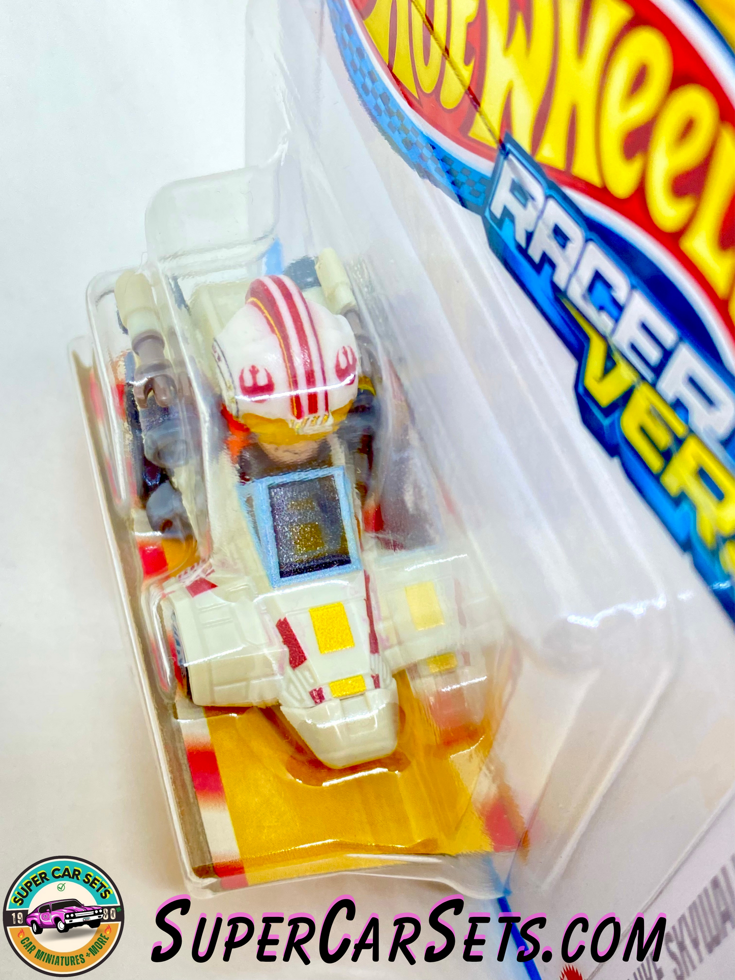 Hot Wheels Racer Verse Luke Skywalker (card slightly bent)