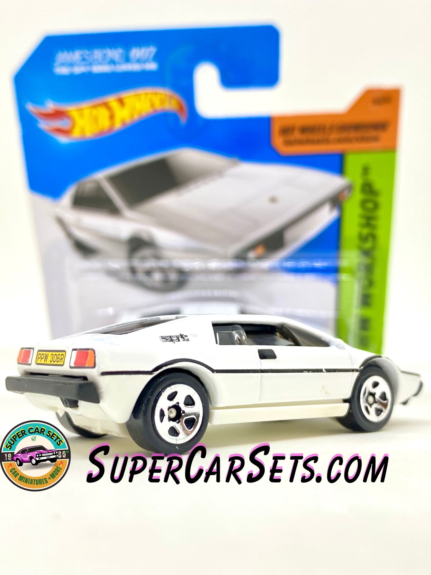 Hot Wheels HW Workshop 2015 (219/250) Lotus Esprit S1 (James Bond 007 The Spy Who Loved Me) (short card) (card slightly damaged)