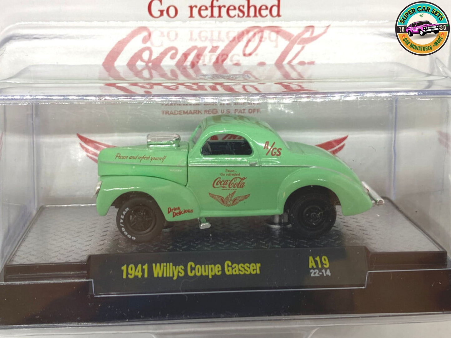 2 Coca-Cola-Autos (1941 Willys Coupe Gasser + 1973 GMC Jimmy Sierra), hergestellt von M2 Machines