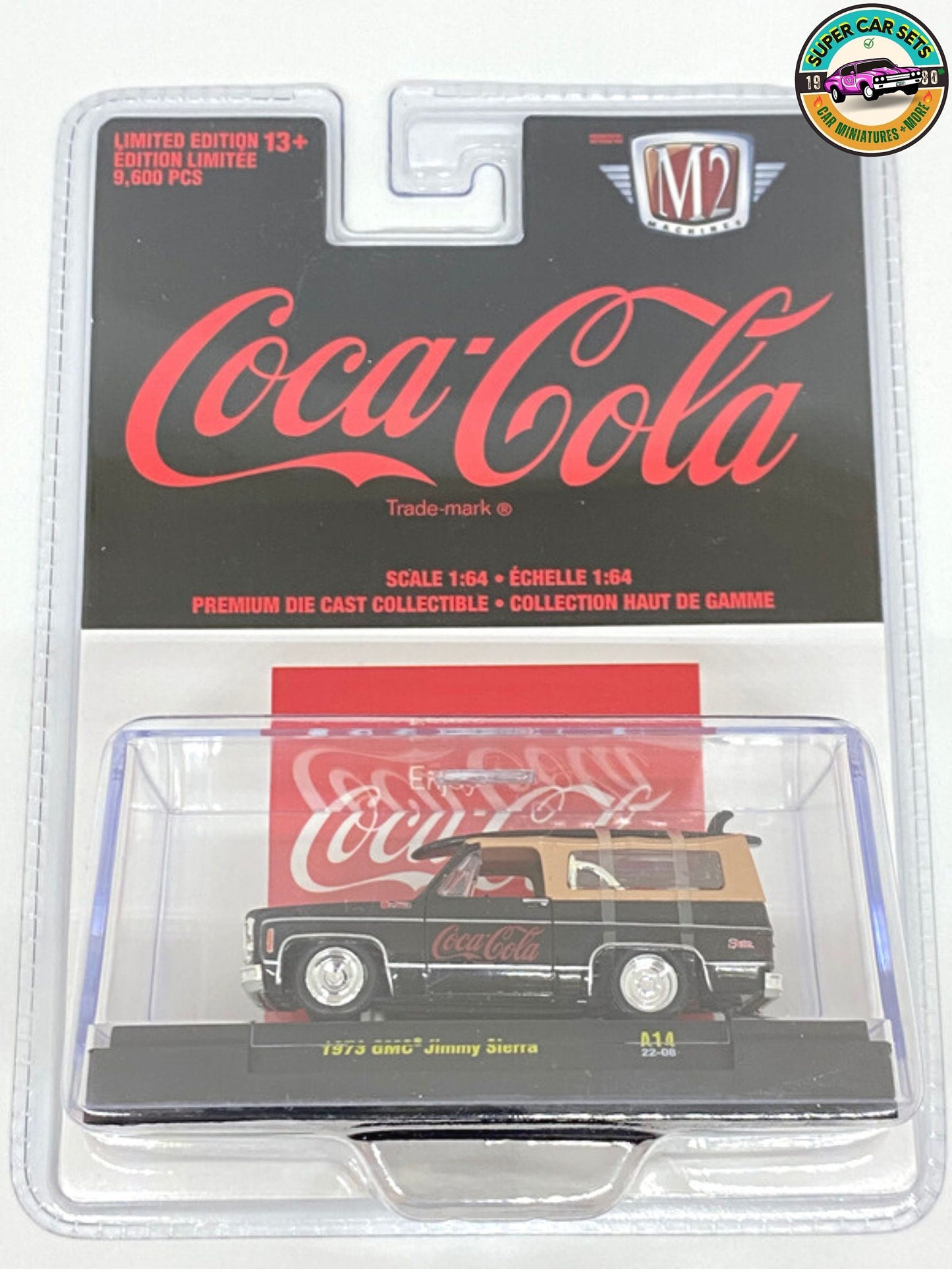 2 Coca-Cola-Autos (1941 Willys Coupe Gasser + 1973 GMC Jimmy Sierra), hergestellt von M2 Machines