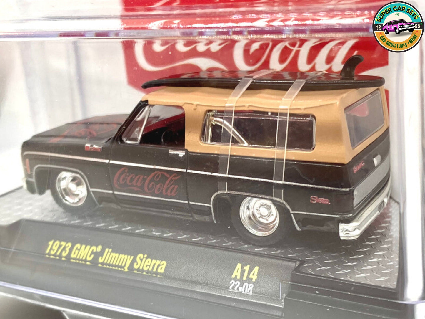 2 Coca-Cola-Autos (1941 Willys Coupe Gasser + 1973 GMC Jimmy Sierra), hergestellt von M2 Machines