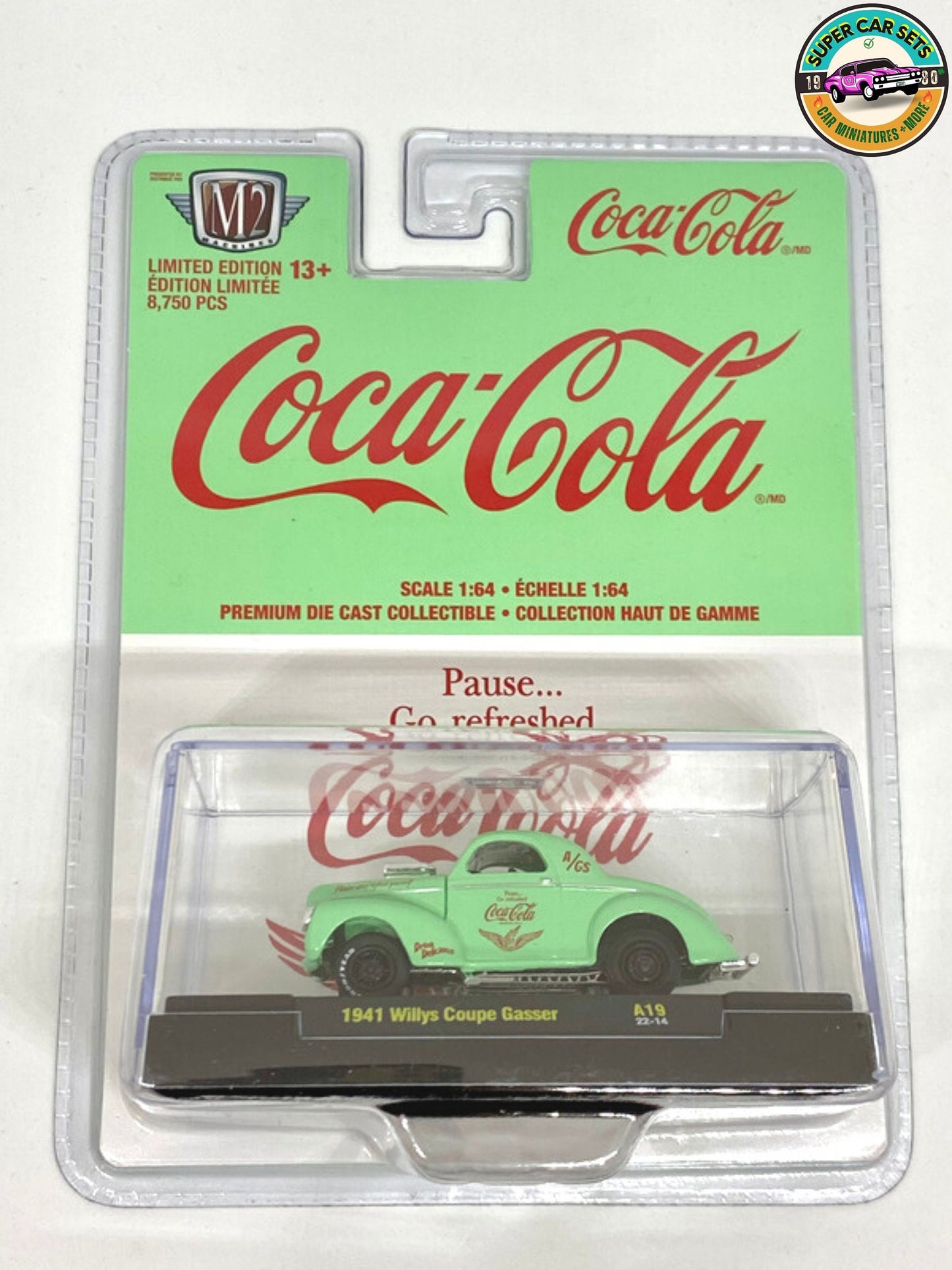 2 Coca-Cola-Autos (1941 Willys Coupe Gasser + 1973 GMC Jimmy Sierra), hergestellt von M2 Machines