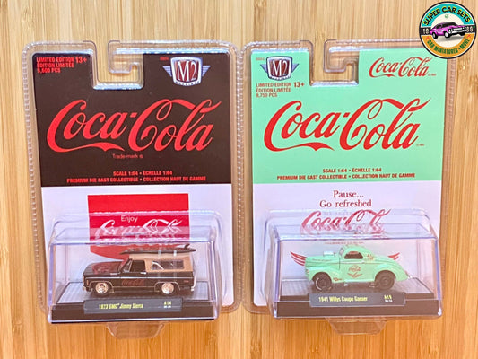 2 Coca-Cola-Autos (1941 Willys Coupe Gasser + 1973 GMC Jimmy Sierra), hergestellt von M2 Machines