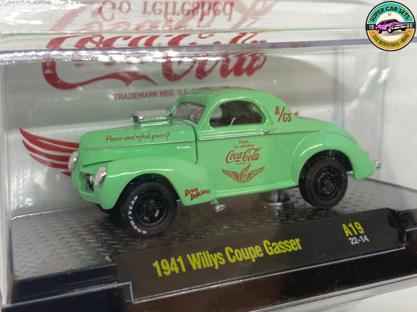 2 Coca-Cola-Autos (1941 Willys Coupe Gasser + 1973 GMC Jimmy Sierra), hergestellt von M2 Machines