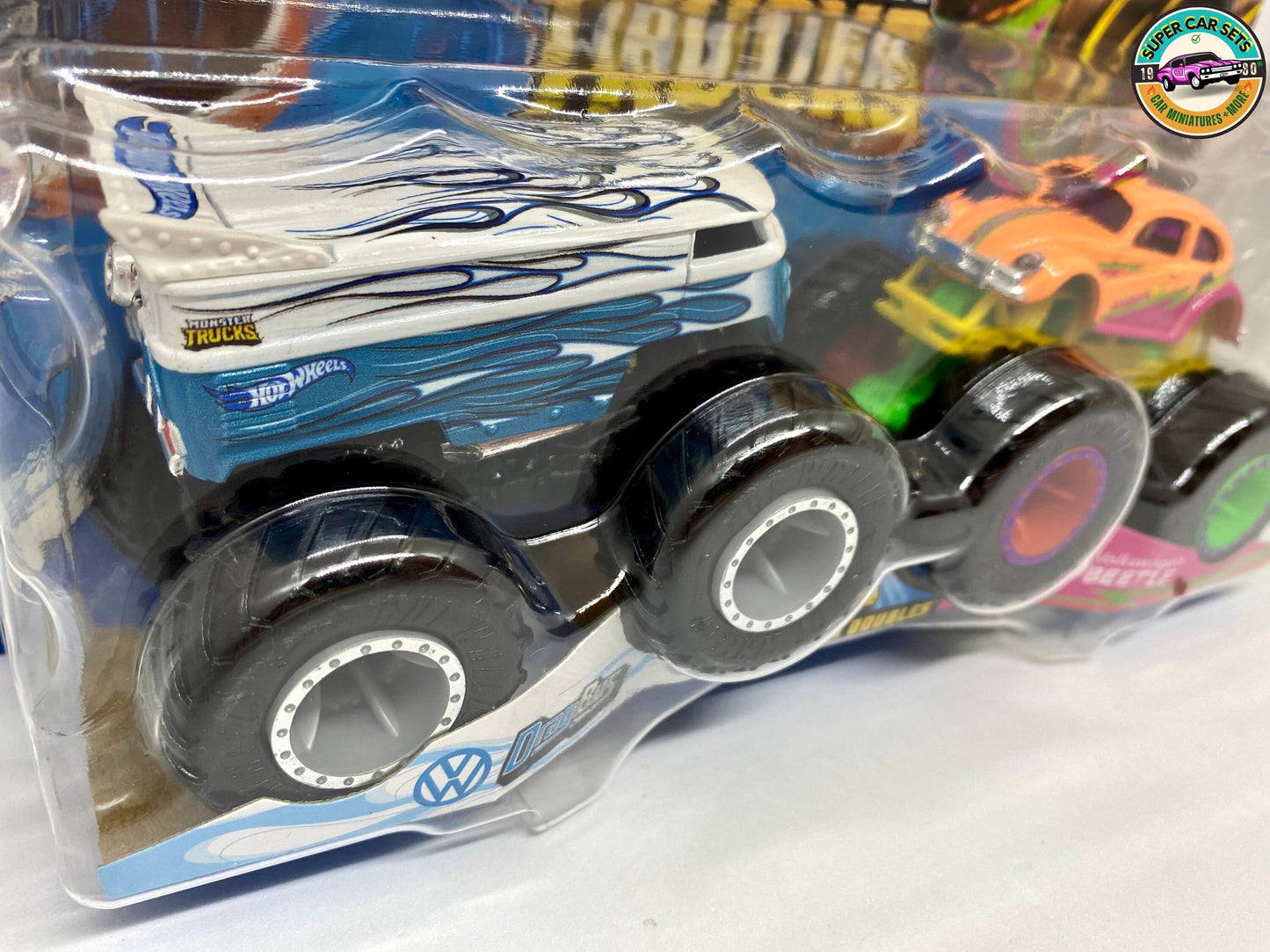 Hot Wheels Monster Trucks Volkswagen Drag Bus contre Beetle