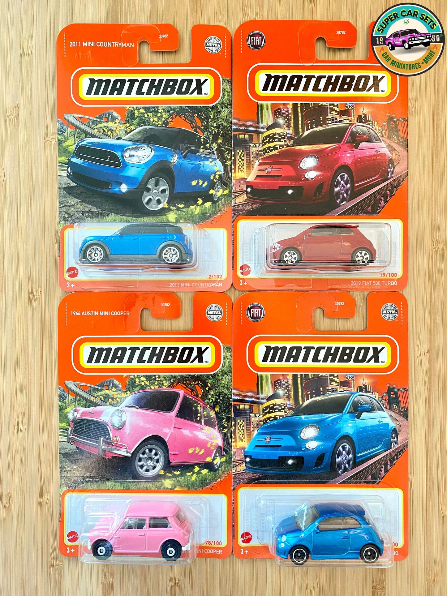 Coffret de 4 petites et grandes minis • Austin Mini Cooper 1964 • Fiat 500 Turbo bleu 2019 • Mini Countryman 2011 • Fiat 500 Turbo rouge 2019