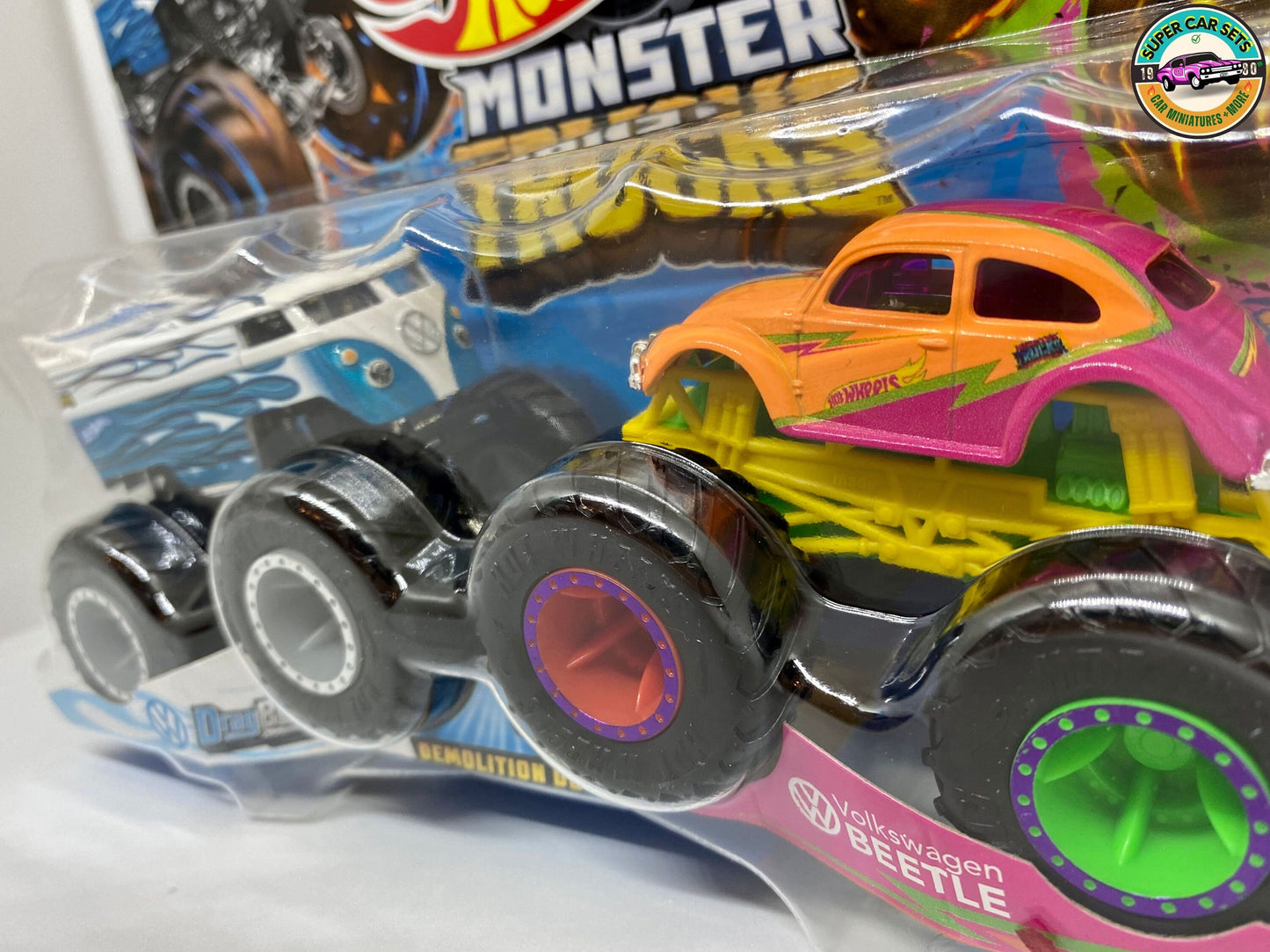 Hot Wheels Monster Trucks Volkswagen Drag Bus contre Beetle