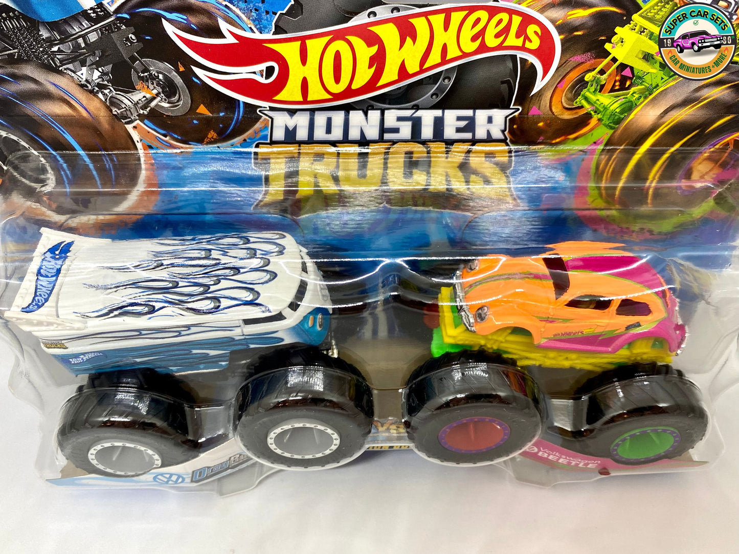 Hot Wheels Monster Trucks Volkswagen Drag Bus contre Beetle