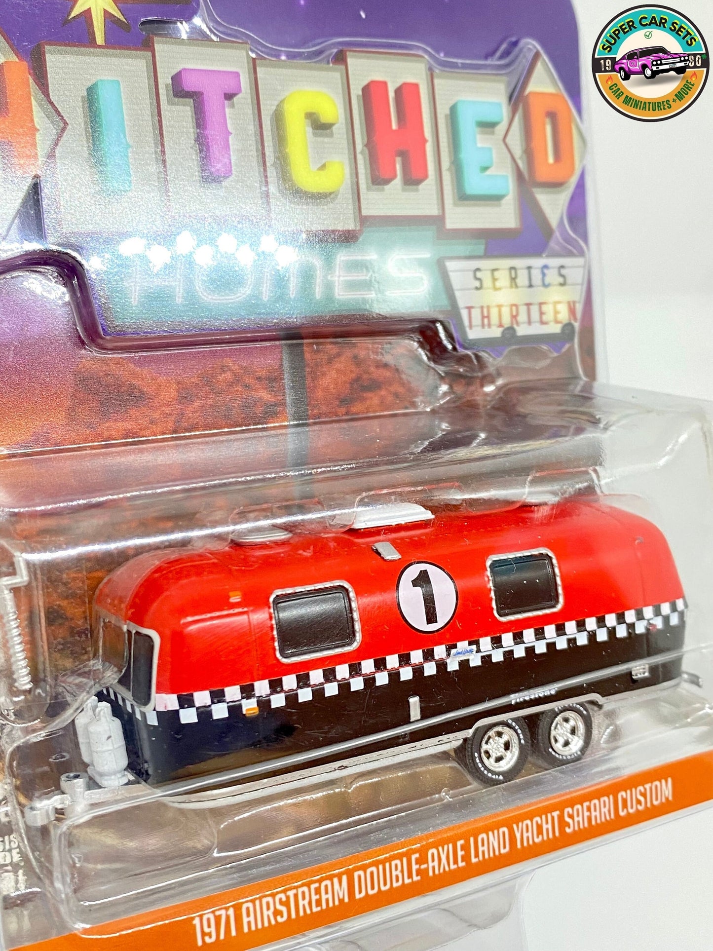 1971 Airstream Double-Axle Land Yacht Safari Custom (rouge #1) - Hitched Homes Series 13 fabriqué par Greenlight Collectables