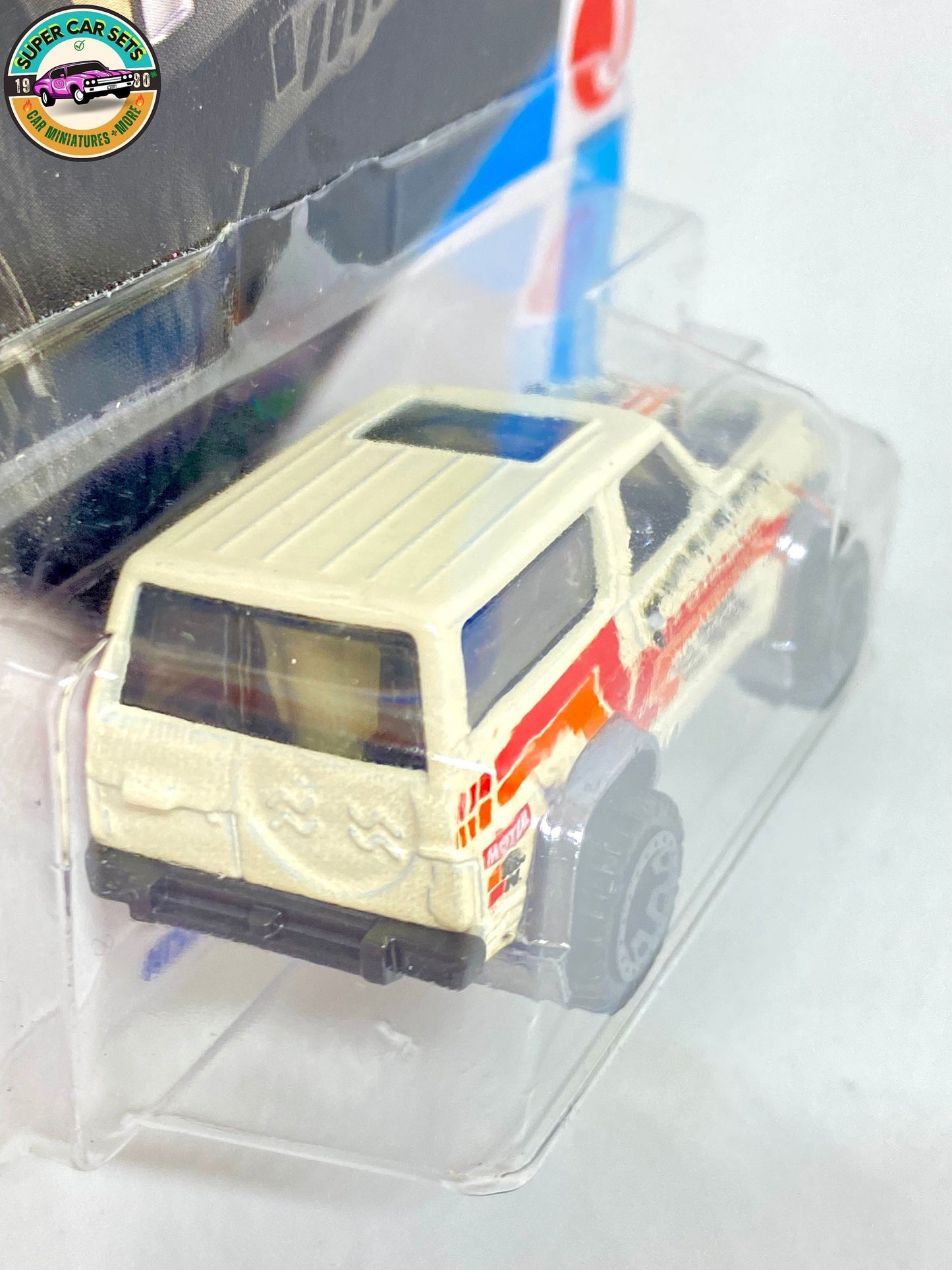 Nissan Patrol Custom (couleur crème) - HW J-Imports - 2023 (1/10) Hot Wheels