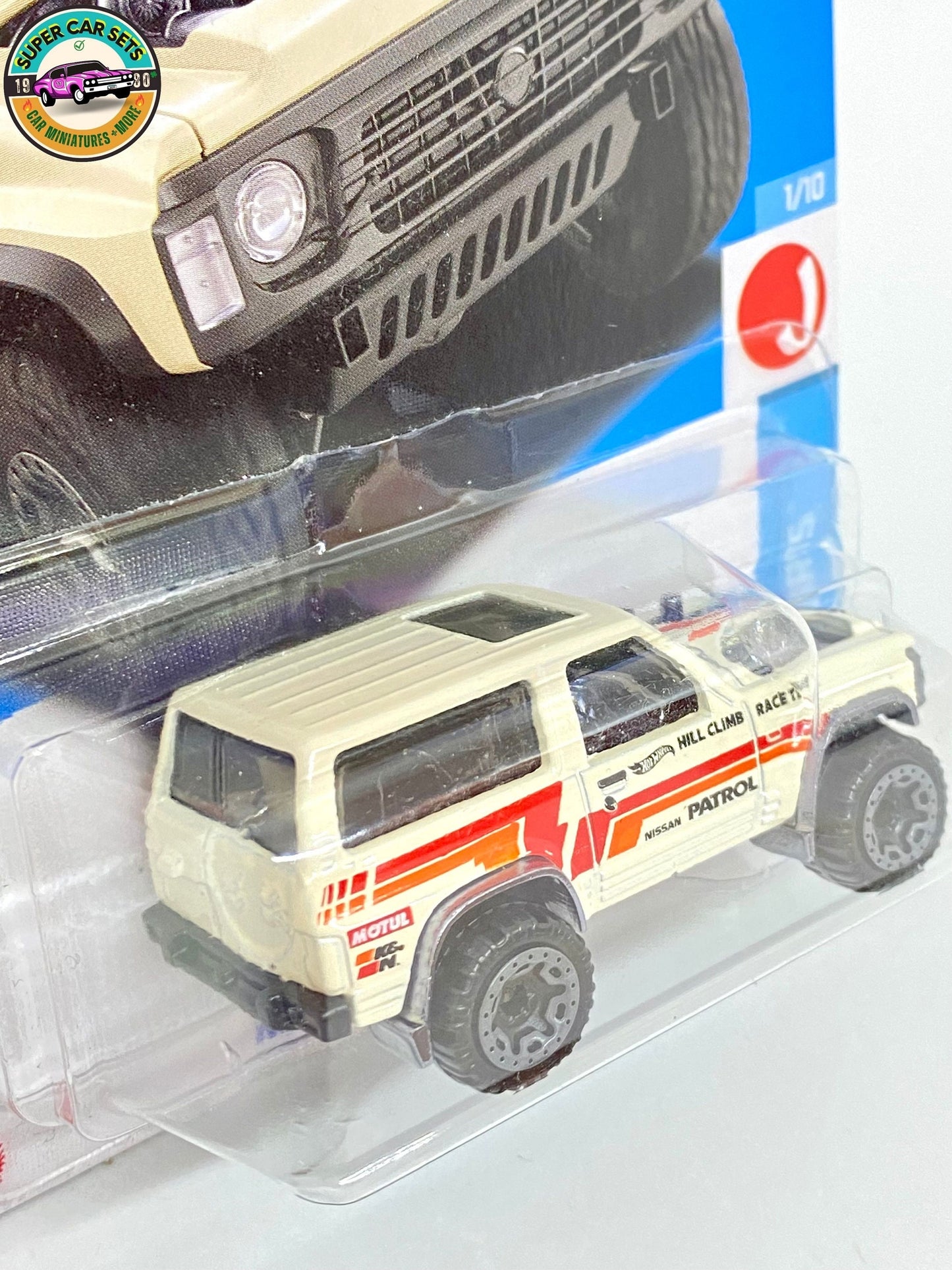 Nissan Patrol Custom (couleur crème) - HW J-Imports - 2023 (1/10) Hot Wheels