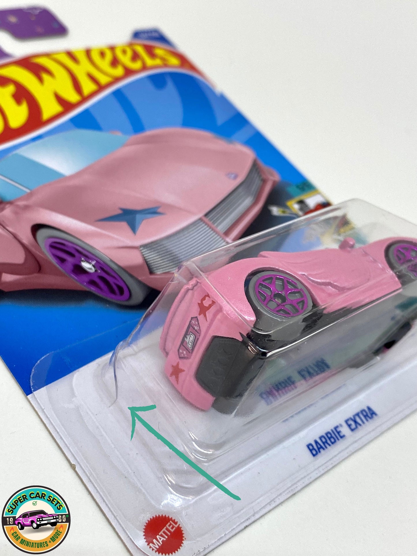 Tooned – (5/5) – Barbie Extra (rosa) (Fahrzeug in einwandfreiem Zustand, aber Karte mit Rissen) – Hot Wheels