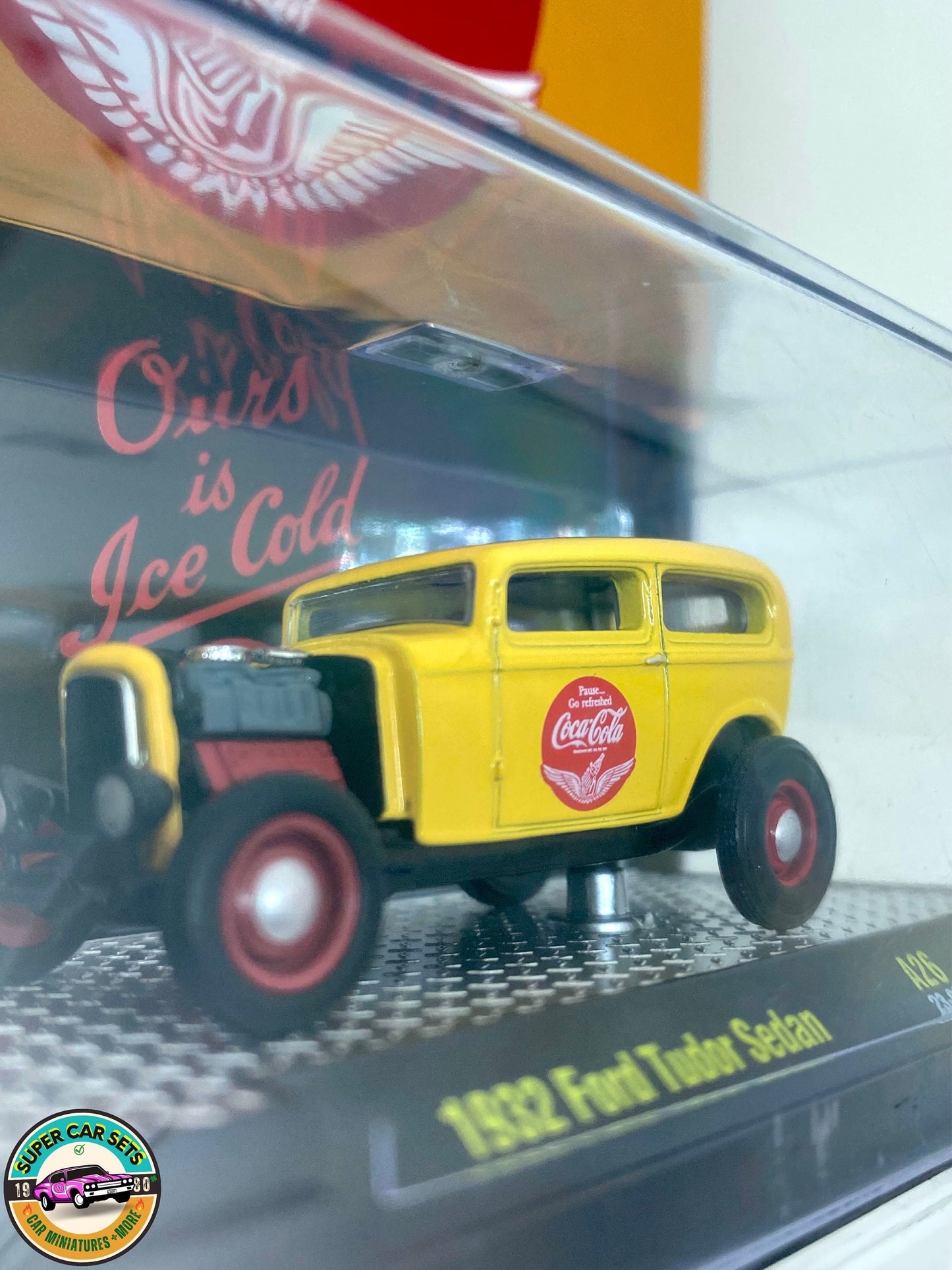 Coca-cola - Berline Ford Tudor 1932 (couleur jaune et rouge) par M2 Machines