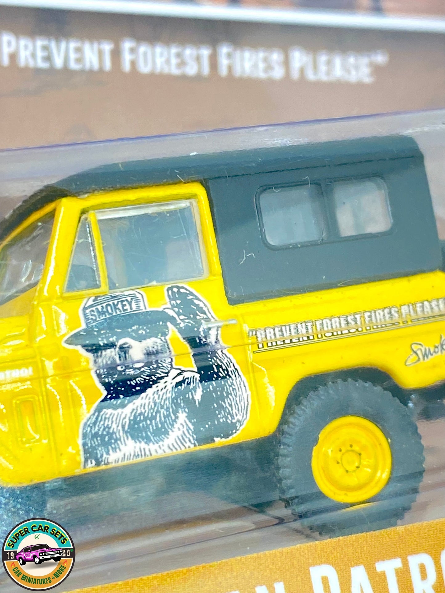 Smokey Bear Serie 2 - 1965 Nissan Patrol made by Greenlight