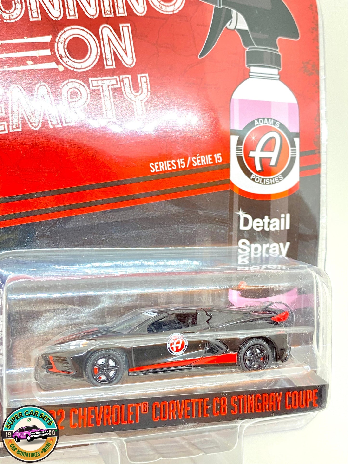 Adams polit la Chevrolet Corvette C8 Stingray Coupé 2022 (couleur noire) - Fonctionnant sur une Serie 15 vide - fabriquée par Greenlight Collectibles